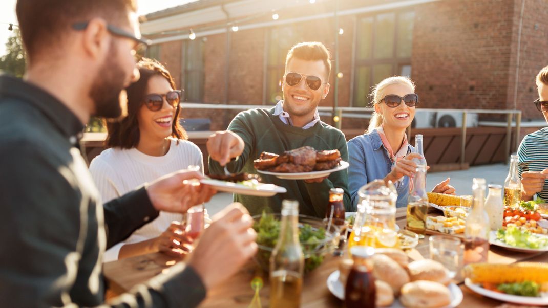 Sommerzeit, Grill-Zeit! Worauf du beim Grillen unbedingt achten solltest, verraten wir dir hier.