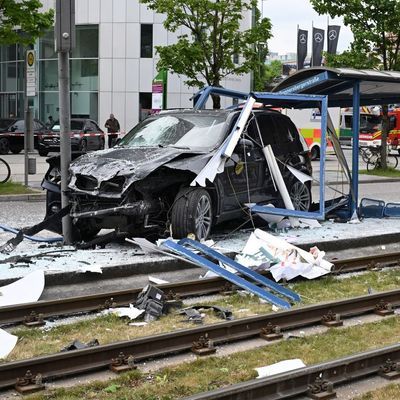 Auto fährt in Haltestelle
