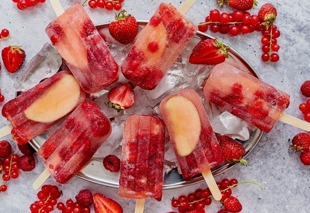 Der perfekte Frische-Kick für den Sommer: Dieses gesunde Wassereis mit nur 2 Zutaten ist ruck zuck gemacht und in ein paar Stunden fertig.