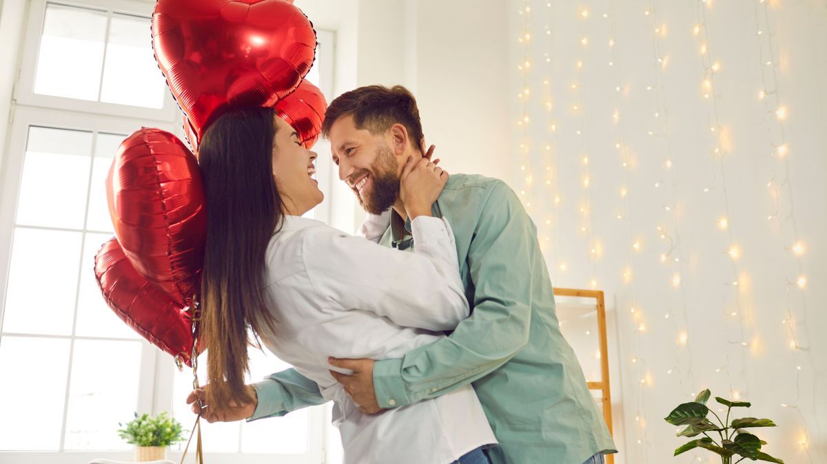 Glückliches Pärchen an Valentinstag