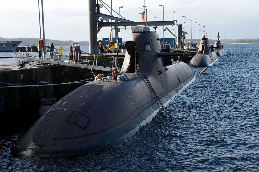 Noch stehen militärische Zwecke im Fokus des Projekts. Nach Angaben der Bundeswehr soll aber auch eine allgemeine Anwendung der Technologie möglich sein. Hier siehst du 3 deutsche U-Boote in Eckernförde (Schleswig-Holstein).