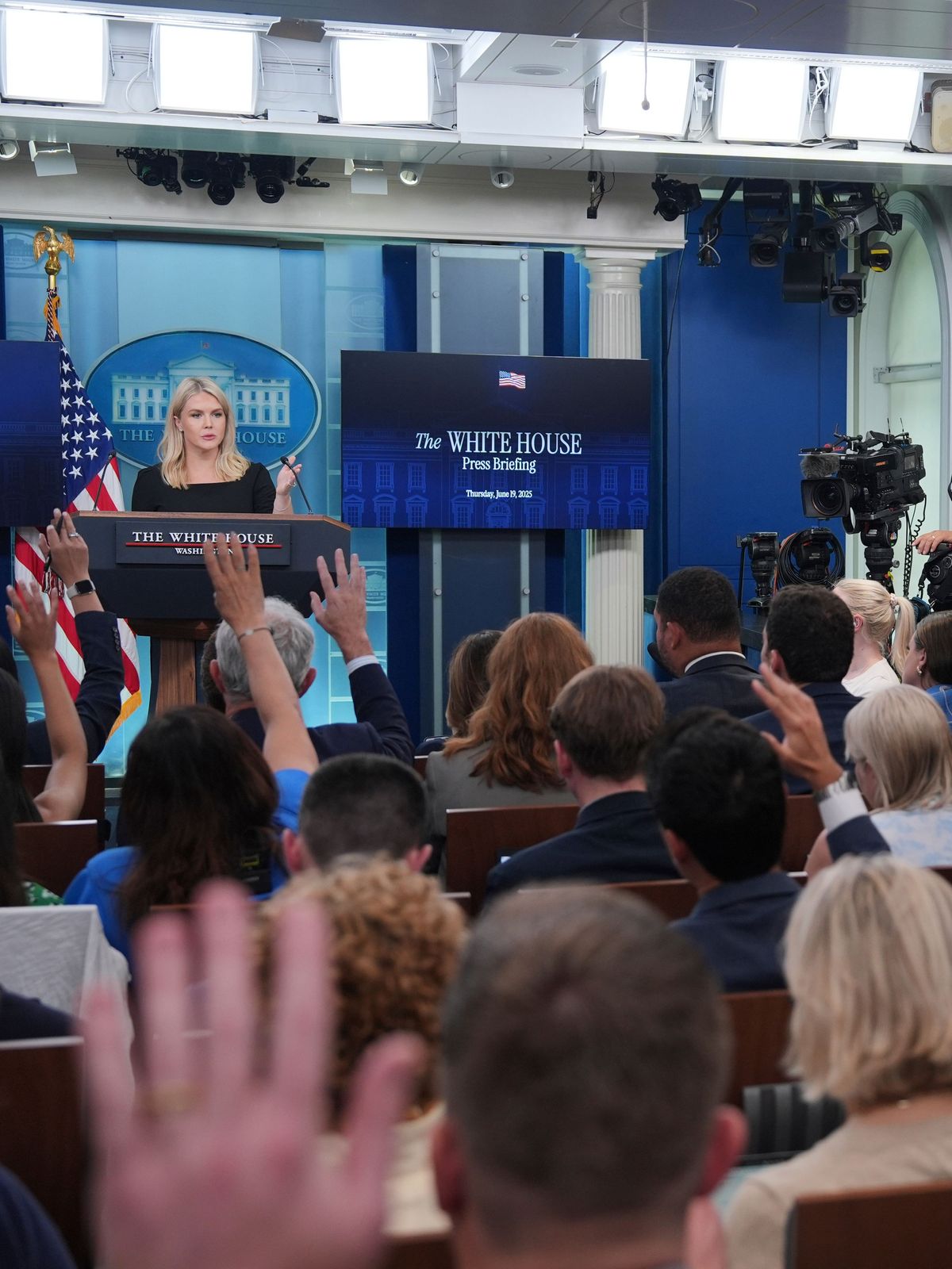 19. Juni 2025, USA, Washington: Die Pressesprecherin des Weißen Hauses, Karoline Leavitt, während der Pressekonferenz im Weißen Haus