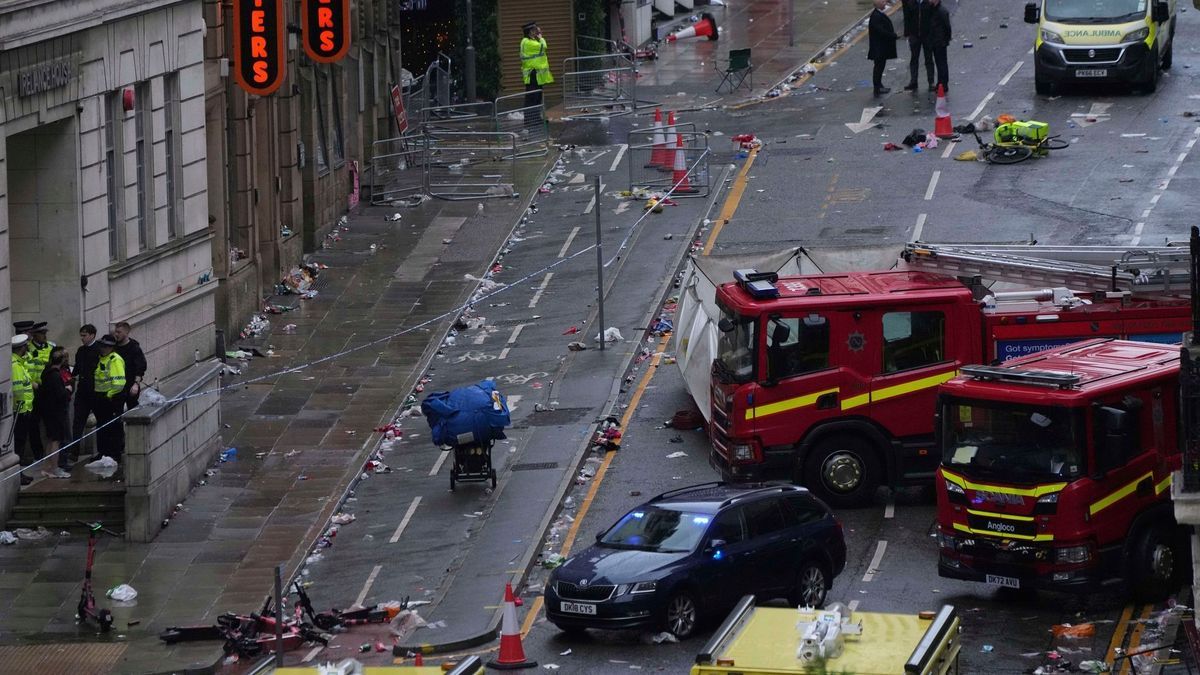 Siegerparade in Liverpool - Auto fährt in Menschenmenge