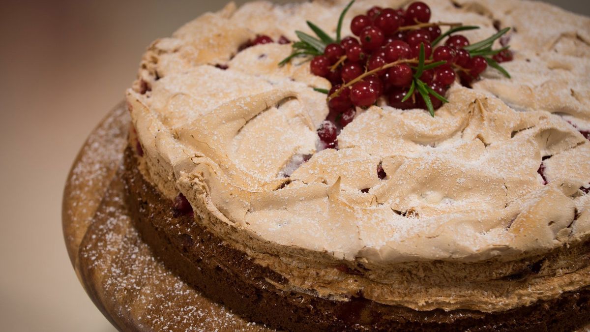 Eierlikörkuchen mit Johannisbeer-Baiser