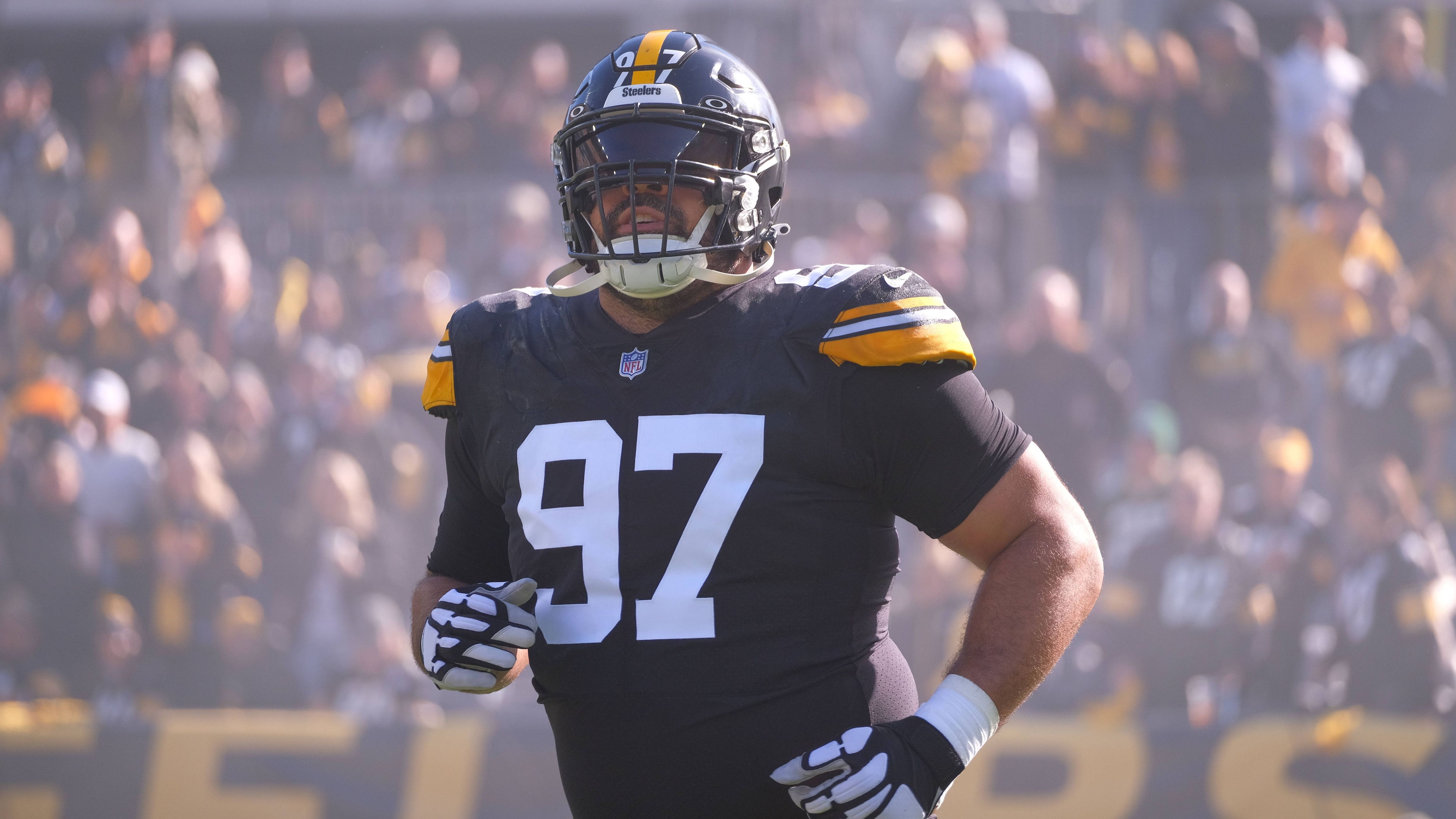<strong>Cameron Heyward (Pittsburgh Steelers)</strong><br>Der zweite Steeler der Auflistung. <a href="https://www.ran.de/sports/american-football/nfl/news/nfl-pittsburgh-steelers-blinder-aktionismus-ohne-entwicklung-ein-kommentar-555154">Dank der Anti-Verjüngung des Rosters</a>. Heyward ist 36 Jahre alt und geht in seine 15. (!!) NFL-Saison. Irgendwann tun die Knochen weh. Aber er liefert weiter ab, fehlt so gut wie nie und ist ein Lautsprecher in der Kabine. Aber die dauernden <a data-li-document-ref="512717" href="https://www.ran.de/sports/nfl-pittsburgh-steelers-cameron-heyward-mit-klartext-ansage-an-aaron-rodgers-512717">Mini-Umbrüche bei den Steelers nerven auch ihn</a>. Vielleicht nennt er es am Ende der Saison - wenn es wieder nichts mit dem großen Wurf wird - eine tolle Karriere.