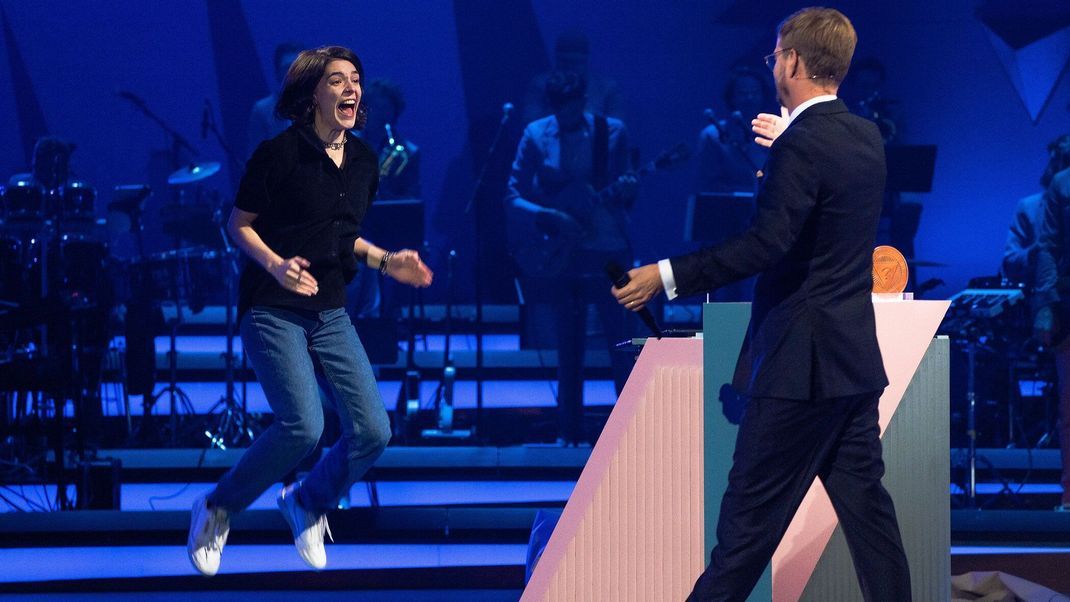Helena kann es kaum fassen: Sie gewinnt Folge 1 und wird die neue Moderatorin.