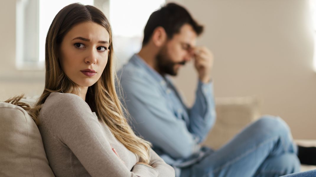 Du hast das Gefühl, deine Partnerin ist nicht mehr glücklich mit dir? Diese Sätze zeigen dir, dass sie sich womöglich entliebt hat.