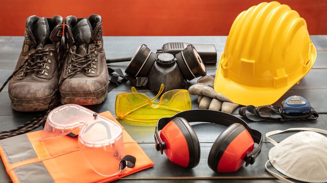 Beim Heimwerken oder der Gartenarbeit hat der richtige Arbeitsschutz eine hohe Priorität. Bei dem Umgang mit scharfen Werkzeugen oder der Verwendung brüchiger Materialien kann ein potenzielles Verletzungsrisiko entstehen. Um dies zu vermeiden, erklären wir Ihnen in diesem Artikel alles Wichtige über die optimale Schutzausrüstung.