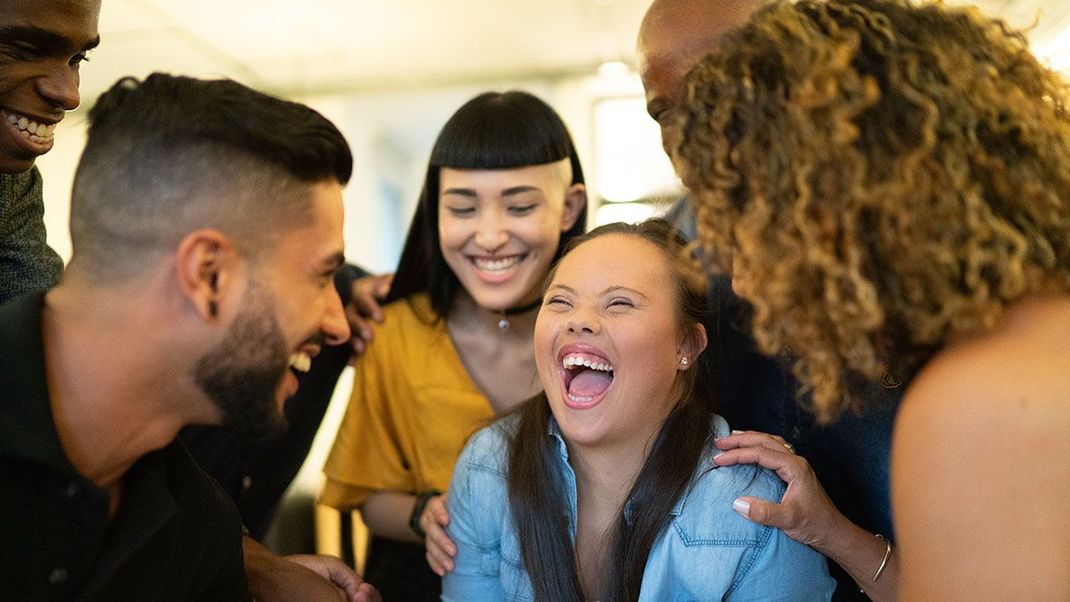 Eine Welt voller Diversität! Wir setzen ein Zeichen für Diversity und berichten über Gleichberechtigung der Geschlechter, Weltoffenheit sowie LGBTQ. Mehr dazu lest ihr in unserem Beauty-Artikel.