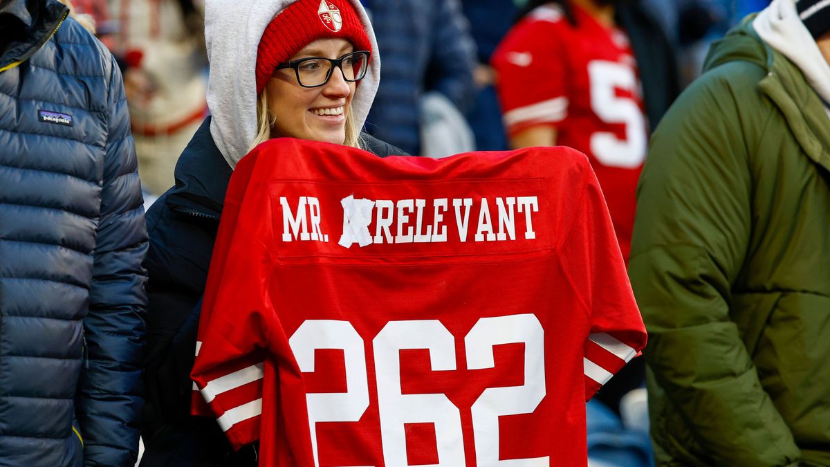 NFL, American Football Herren, USA San Francisco 49ers at Seattle Seahawks Dec 15, 2022; Seattle, Washington, USA; A fan holds an altered Mr. Irrelevant jersey for San Francisco 49ers quarterback ...