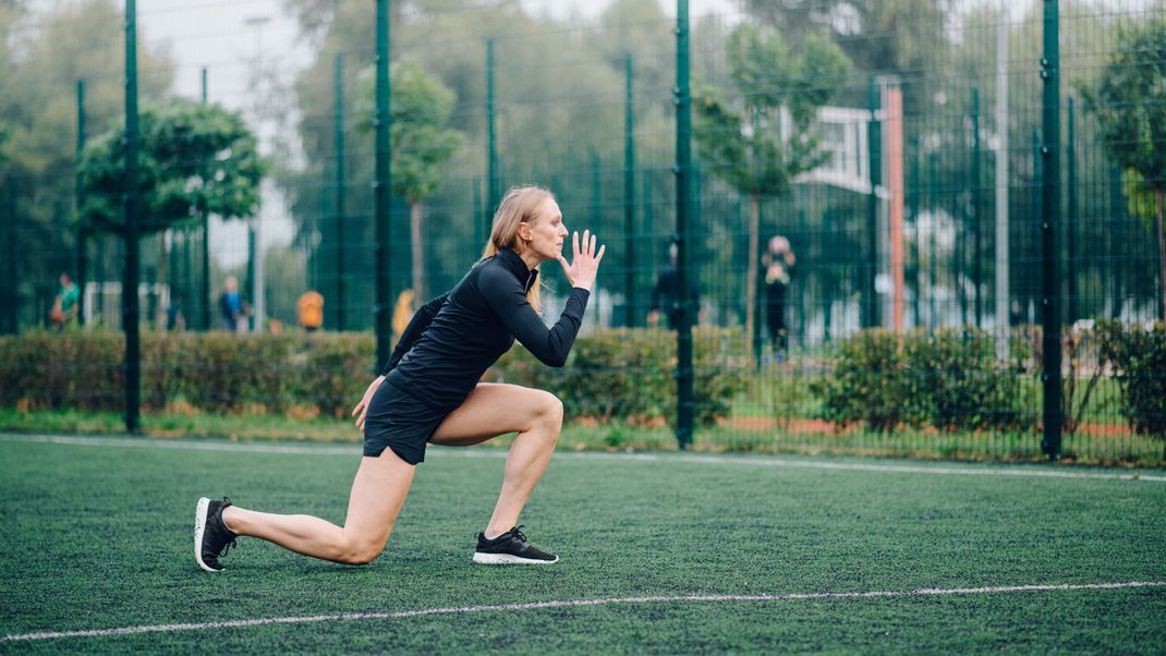 Der Jumping Lunge ist eine Weiterentwicklung des traditionellen Lunge. Wie der Name schon verrät, wird beim Jumping Lunge ein Sprung zur Übung hinzugefügt. 