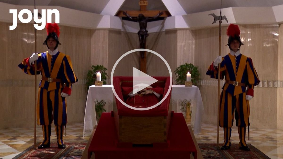 Erste Aufnahmen von Papst Franziskus im Sarg