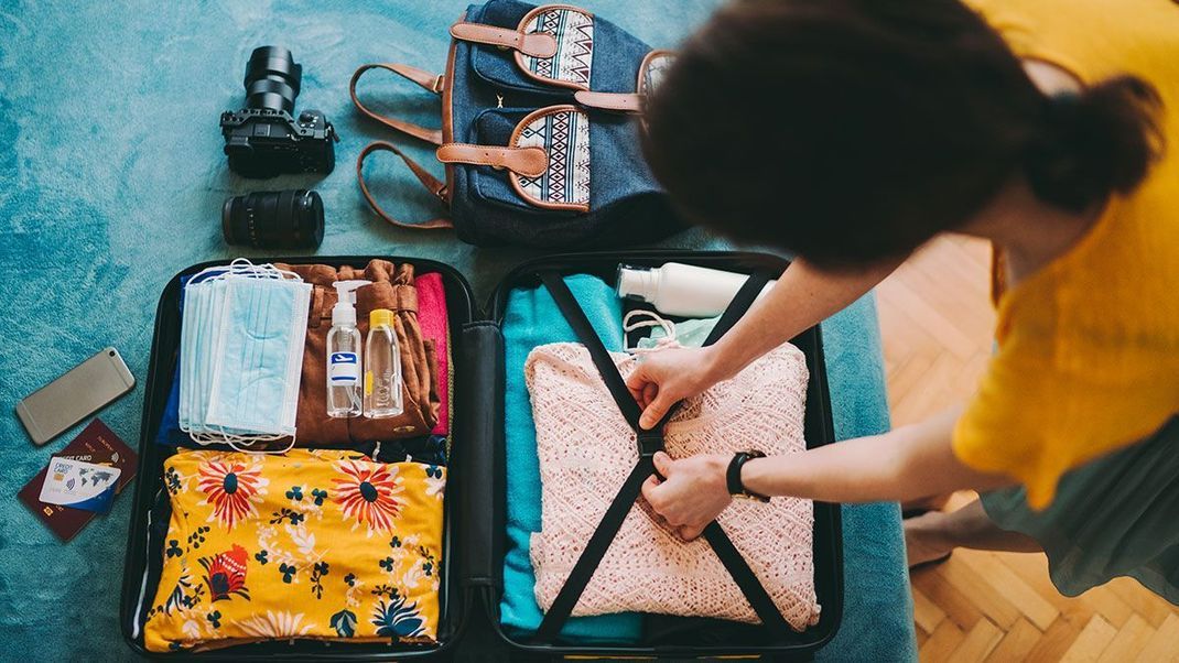 Skincare, Make-up und Hairstyling - wir verraten dir, welche Beauty-Tools auf einer Urlaubsreise nicht fehlen dürfen.