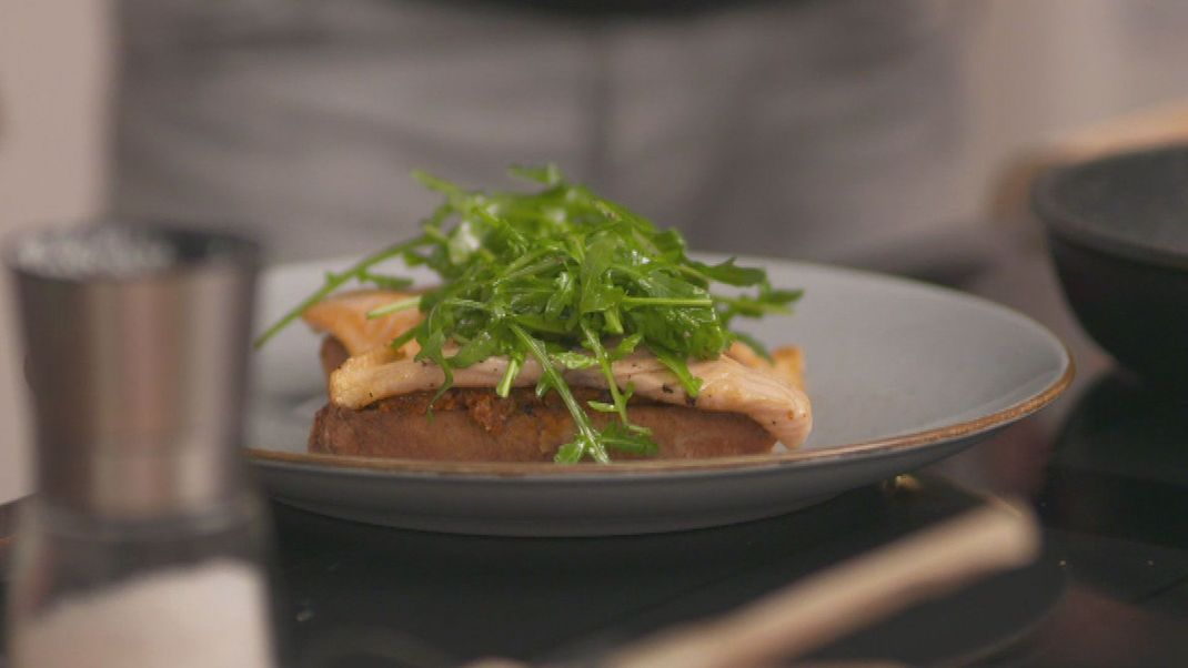 Die Husumer Stulle: Geröstetes Brot mit angebratenem Lachs, Tomaten-Tapenade und Rucola
