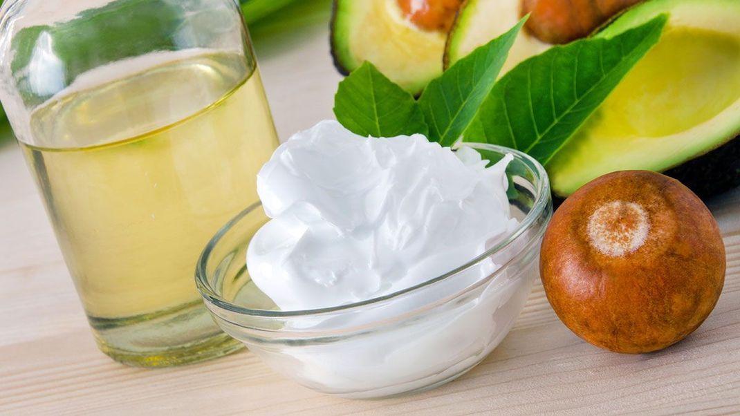 Mischt eine halbe Avocado mit zwei Esslöffeln Speisequark zusammen, gebt etwas Obst-Fruchtfleisch hinzu und zaubert euch so im Handumdrehen eine pflegende Feuchtigkeitsmaske.