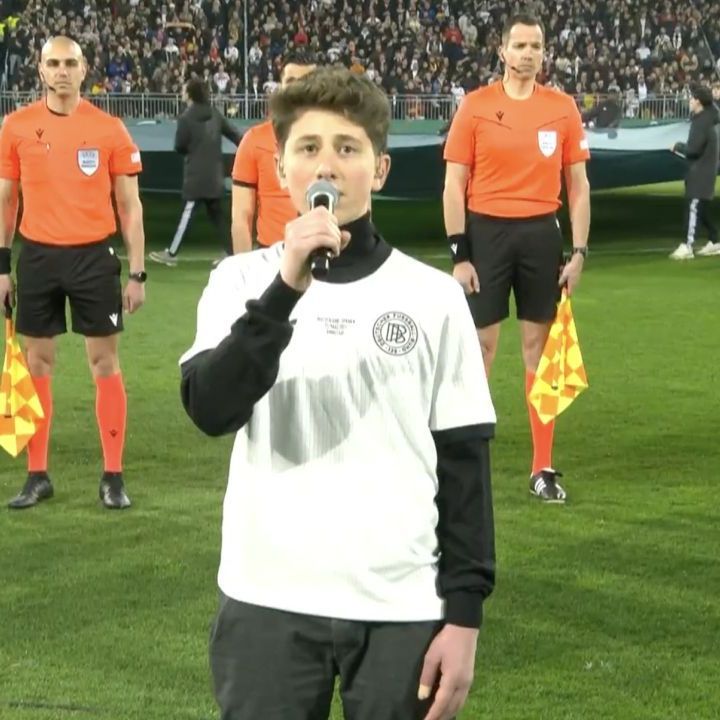 Alwin singt im Stadion beim U21 Spiel Deutschland gegen Spanien die Hymne