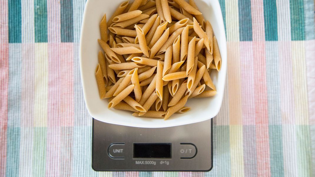 Auf die Menge kommt's an. Achte auf die Portionsgrößen, wenn du Nudeln zubereitest. Für eine Hauptmahlzeit solltest du rund 100 Gramm einplanen.