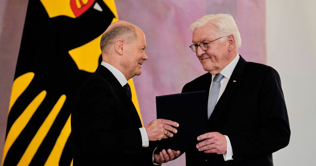 Olaf Scholz hat von Frank-Walter Steinmeier seine Entlassungsurkunde erhalten.