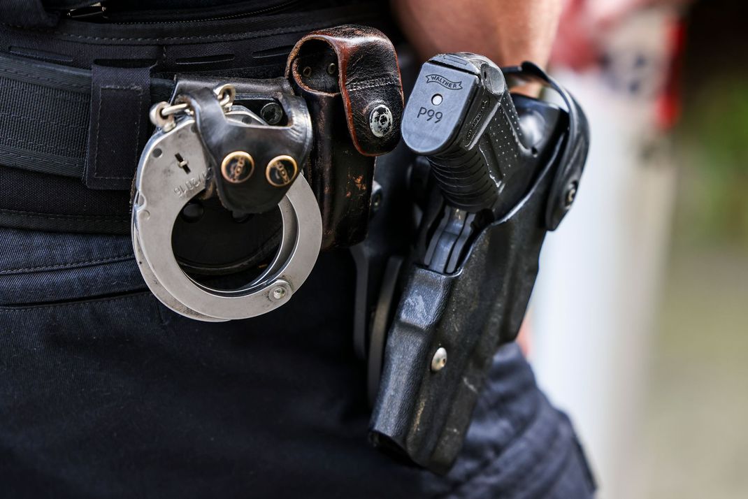 Polizist:innen sollen zukünftig neben ihrer Waffe auch ein Erste-Hilfe-Set mit sich tragen.