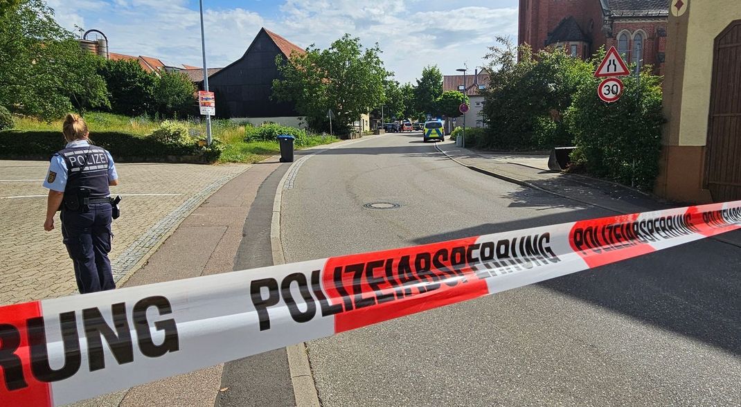 In Wangen, Kreis Göppingen (Baden-Württemberg), ist ein Mann erschossen worden, der zuvor mit einem Messer zwei Polizisten angriff - einer wird dabei schwer verletzt. 