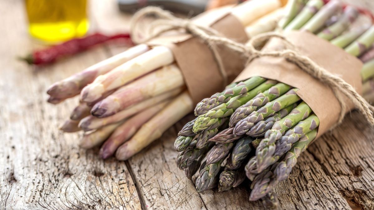 Wie du Spargel nach der Ernte maximal frisch hältst, verraten wir in unseren Tipps.