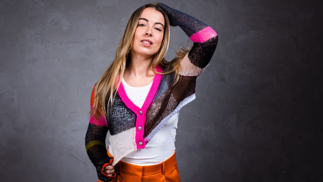 Strick ist dieses Frühjahr nicht aus unseren Kleiderschränken wegzudenken. Die coolsten Kombis, Styles und Strickarten gibt's hier.