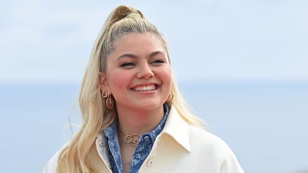 Heute im Livestream beim ESC 2025: Frankreichs Kandidatin Louane schon lange mit Ohrwurm-Hit in Deutschland bekannt!