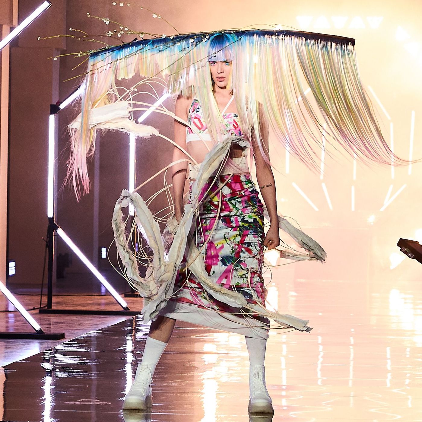 In Yannik Zambonis extravgantem Look liefert Canel auf dem Catwalk ab.
