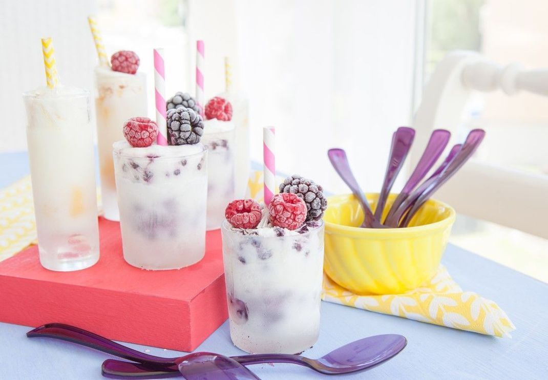 Für dieses Frozen Yoghurt-Rezept brauchst du nur drei Zutaten, mit Toppings  nach Wahl kannst du dein Eis pimpen wie du es am liebsten magst.
