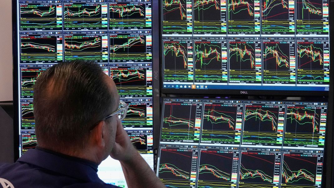 US-Börsen auf Talfahrt: Nach Trumps scharfer Attacke auf Notenbankchef Powell und neuen Sorgen um Inflation und Handelskonflikte geraten Dow, Nasdaq und S&amp;P 500 kräftig unter Druck.