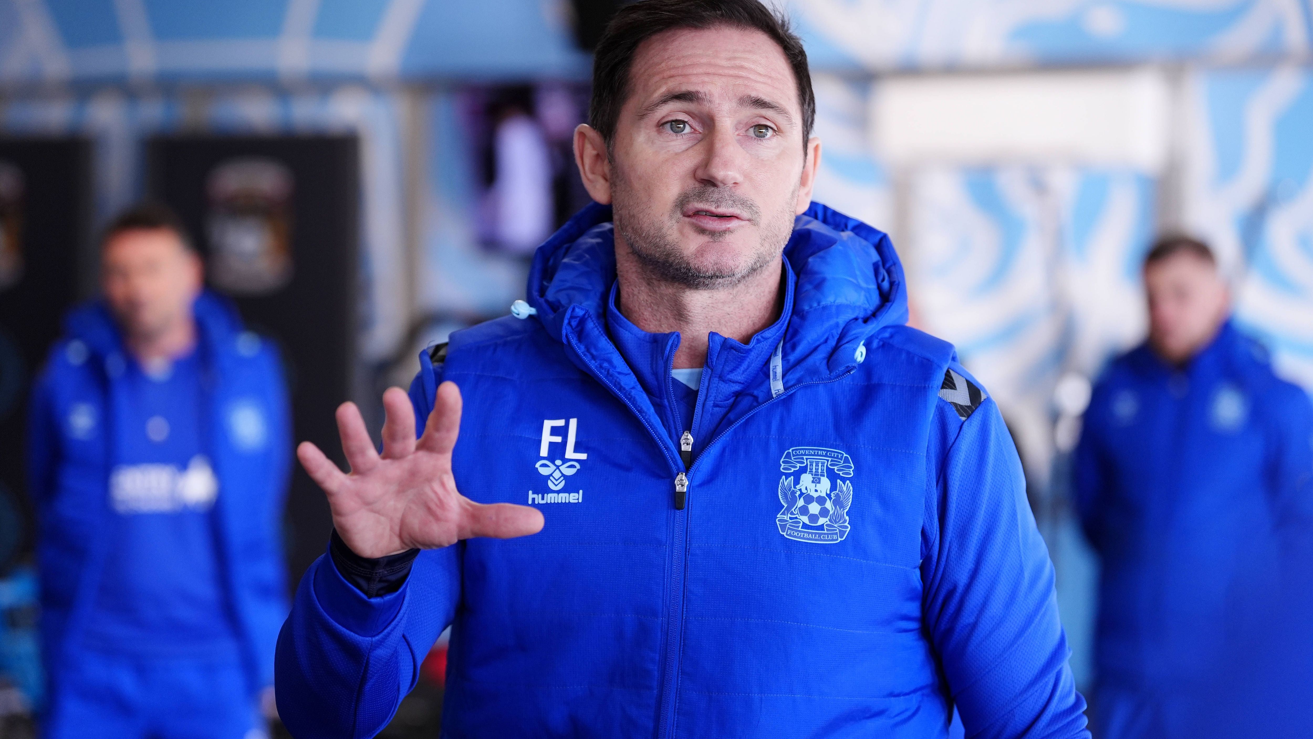 <strong>Frank Lampard verrät verrücktes Hunde-Ritual</strong><br><a href="https://www.ran.de/sports/fussball/news/lampard-wird-teammanager-in-coventry-465979">Frank Lampard hat einen neuen Job als Trainer bei Zweitligist Coventry City. </a>Die Chelsea-Legende wird wohl zwischen ihre Heimat und der Stadt in den West Midlands pendeln. Was einige Probleme für Lampard mit sich bringen könnte. Denn in seiner Zeit als Chelsea-Trainer berichtete er von einem verrückten Ritual, das mit seinem Hund Pooch zu tun hat und für Glück auf dem Platz sorgen soll ...