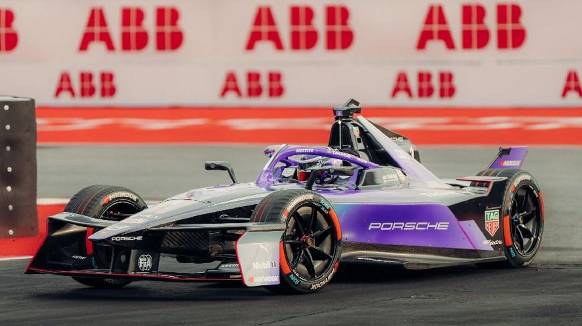 Ayhancan Güven und Elia Weiss sitzen im Juli im Formel-E-Boliden von Porsche