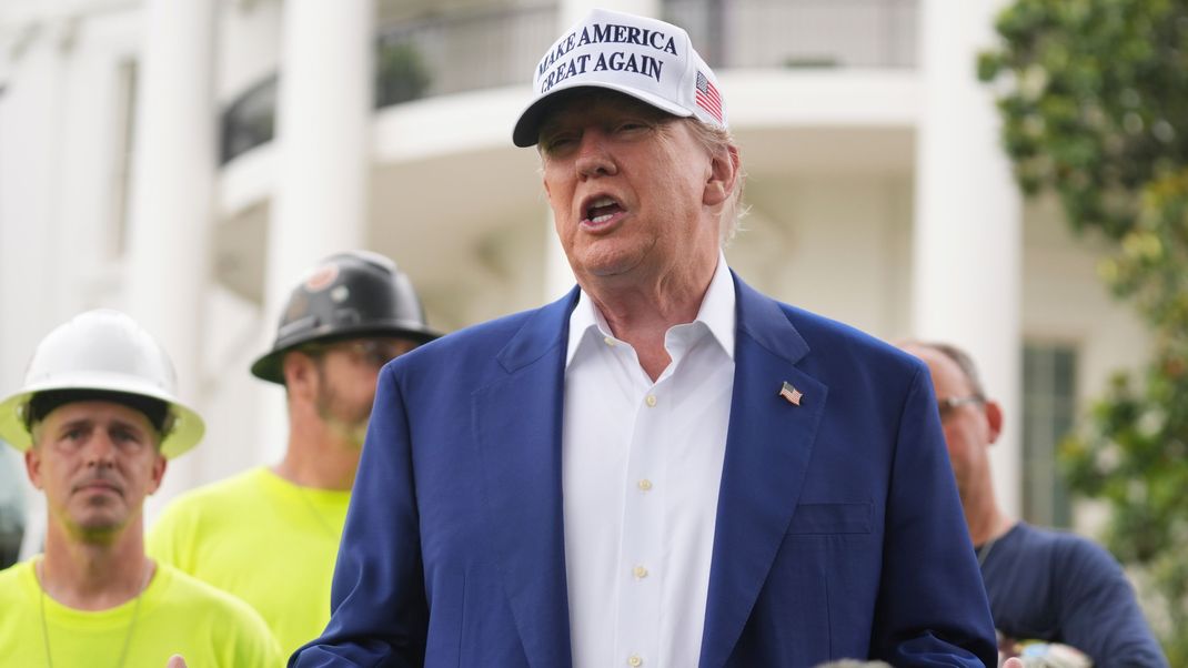 US-Präsident Donald Trump spricht vor dem Weißen Haus.