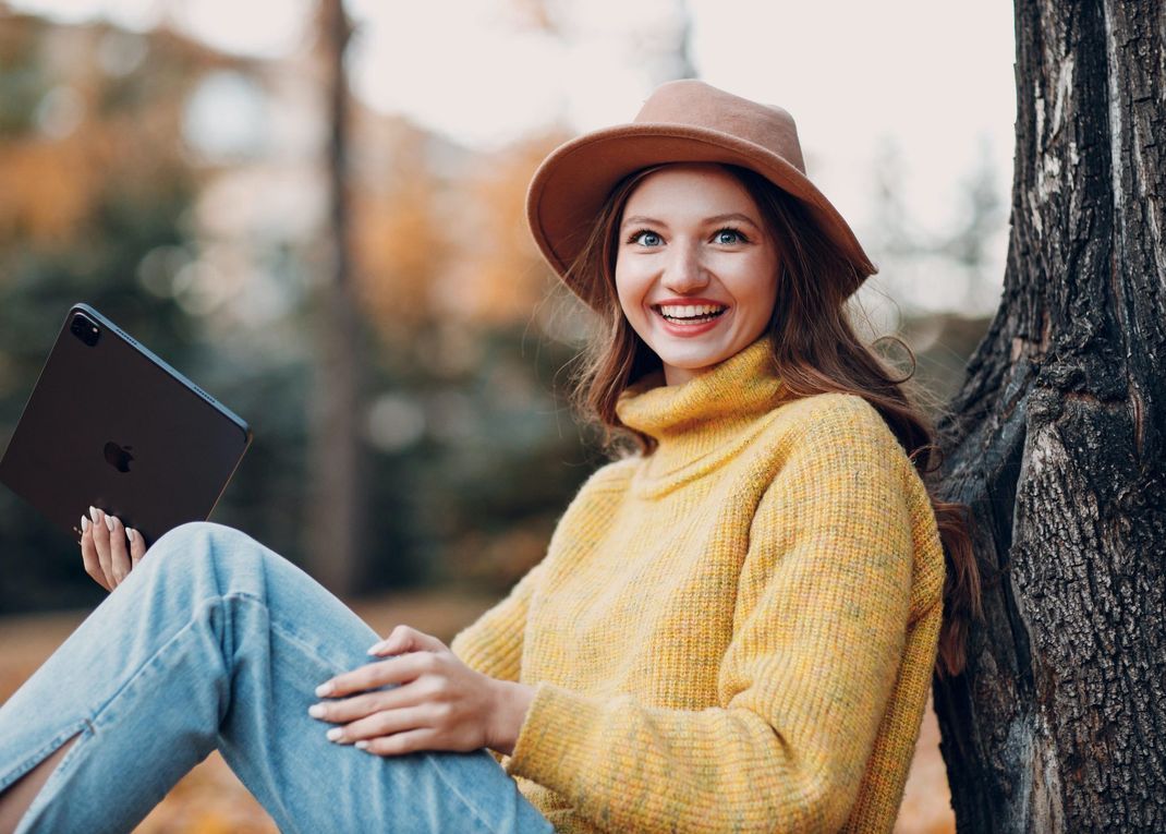 Her mit der Kohle: Mit viel Glück und natürlich viel Arbeit kannst du als Influencer richtig gut verdienen.