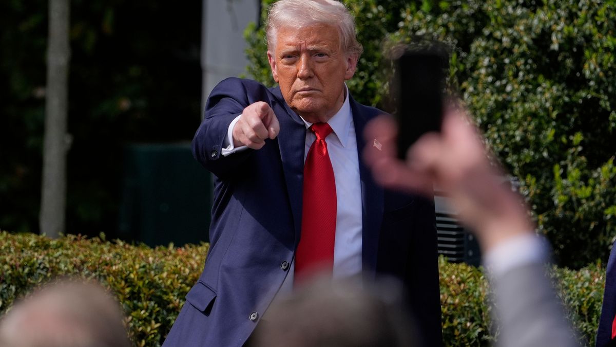 Donald Trump äußerte in Bezug auf den ukrainischen Präsidenten Wolodymyr Selenskyj, man solle nur dann einen Krieg beginnen, wenn man auch in der Lage sei, ihn zu gewinnen.