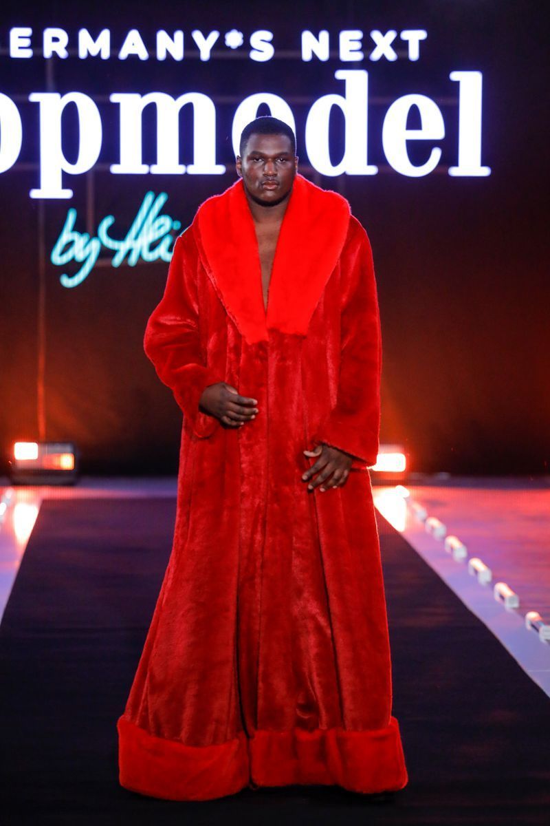 Marvin (22, Bielefeld) schreitet bei Marina Hoermanseders Fashion-Show in Folge 5 von "Germany's Next Topmodel" 2024 über den Catwalk.
