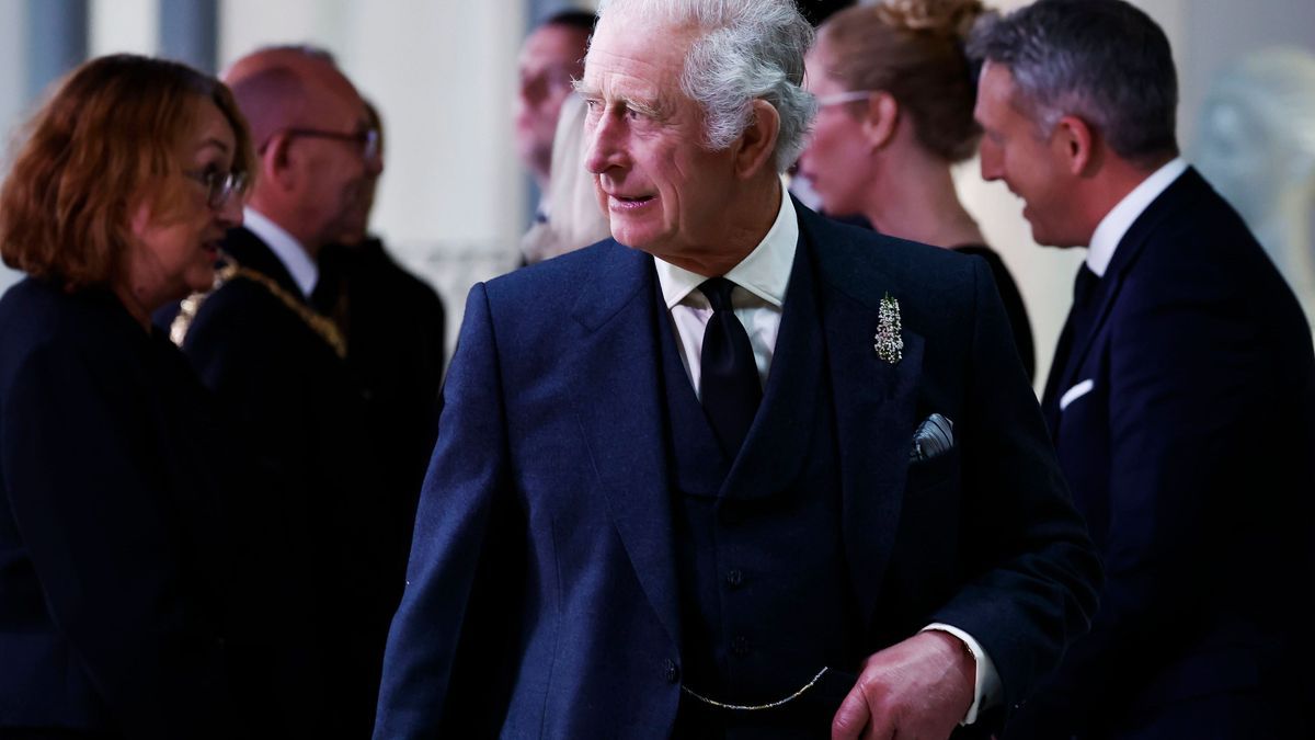 König Charles im Anzug