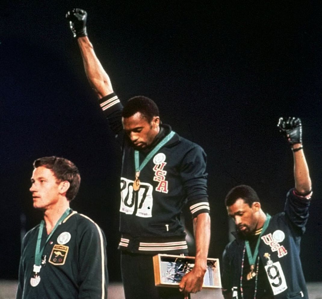 Tommie Smith und John Carlos erheben bei ihrer Siegerehrung bei den Olympischen Spielen 1968 ihre Faust in den Himmel: das Zeichen der Black Power-Bewegung.