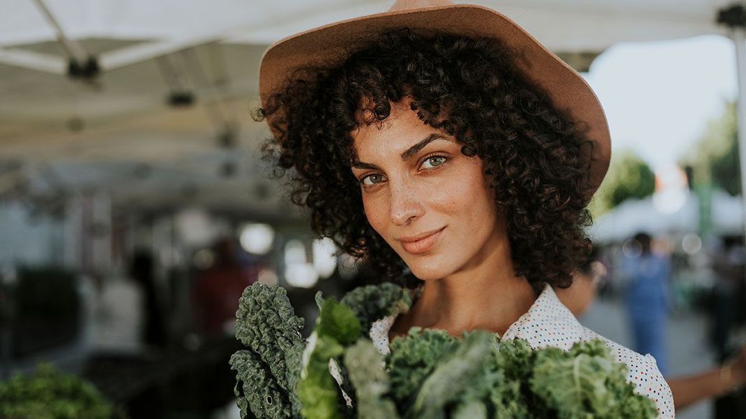 Henna, Indigo und Co. – auf das Mischverhältnis kommt es an! Wir verraten euch, wie vegane Pflanzenhaarfarbe für dunkle Haare entsteht. 