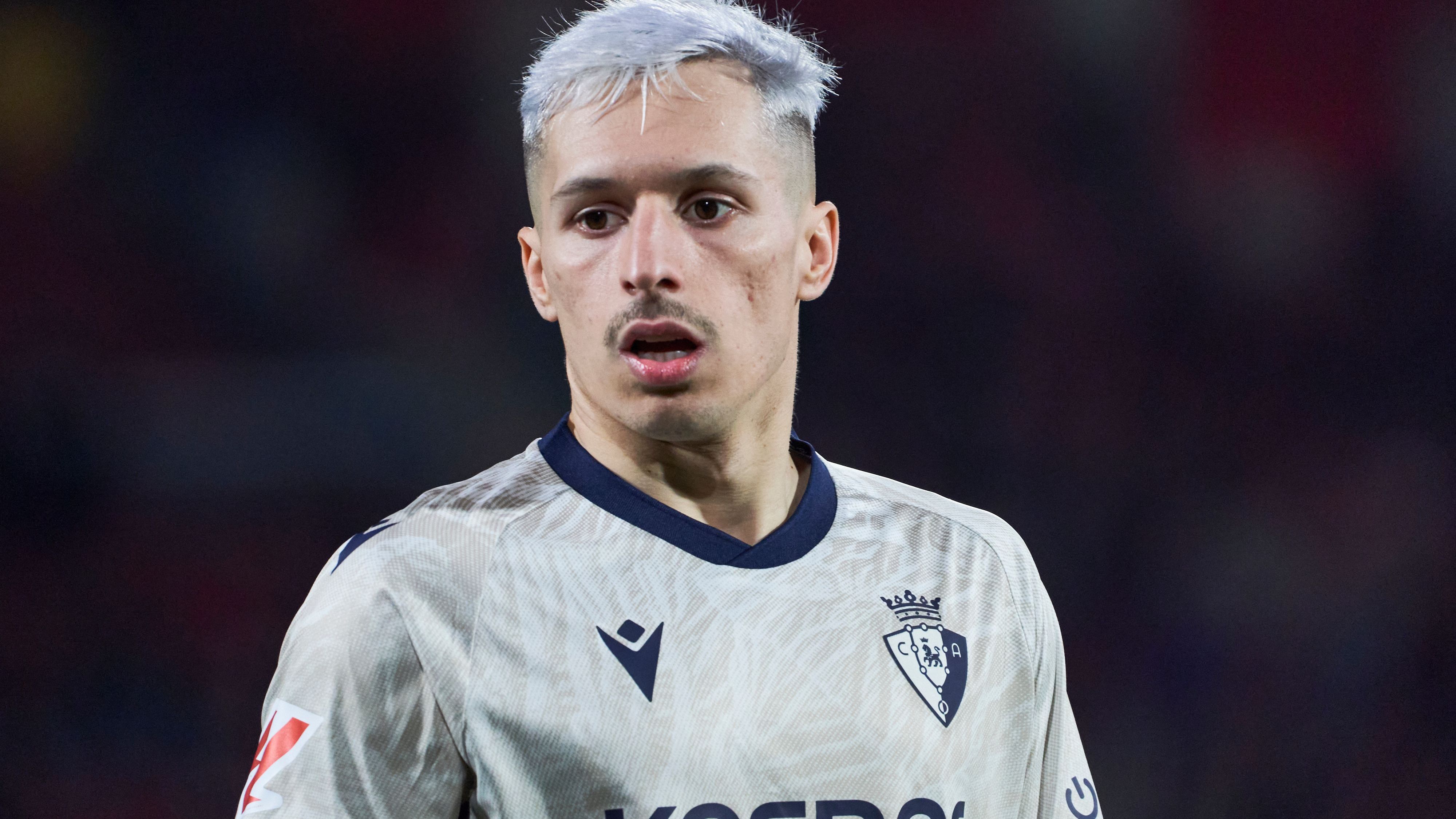 <strong>Bryan Zaragoza</strong><br>Der Spanier Bryan Zaragoza kam Anfang 2024 für 13 Millionen Euro aus Granada, absolvierte sieben Kurzeinsätze für die Bayern und ist diese Saison an den spanischen Erstligisten CA Osasuna ausgeliehen. Dort spielt Zaragoza solide, an die Topleistungen aus Granada, die ihn einst zum Nationalspieler machten, konnte er aber nicht anknüpfen.  Bei Bayern dürfte der Linksaußen keine Zukunft haben. Es riecht nach Verkauf.